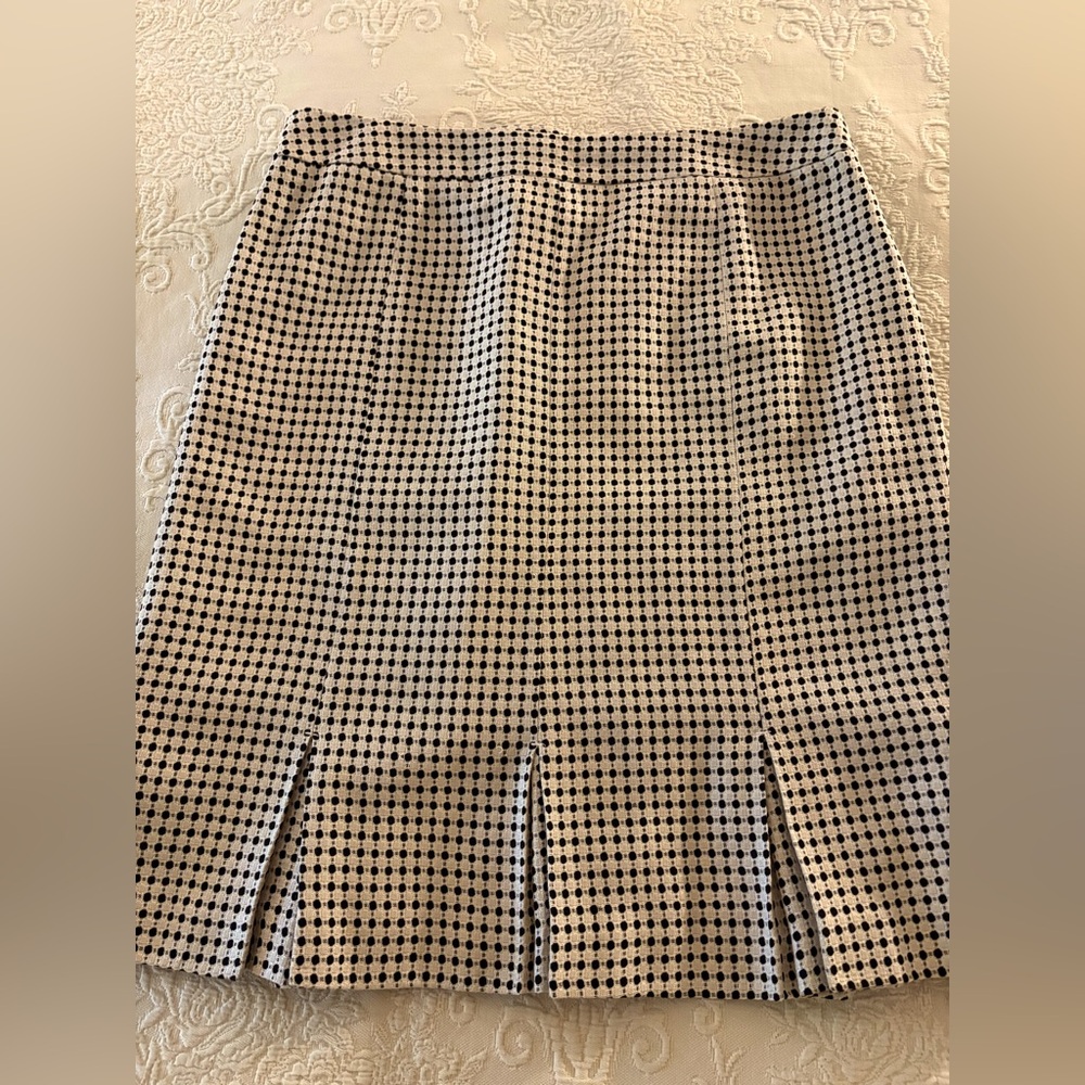 Ann Taylor LOFT  Petites Off-White w/Black Dot Skirt.  Sz 12P